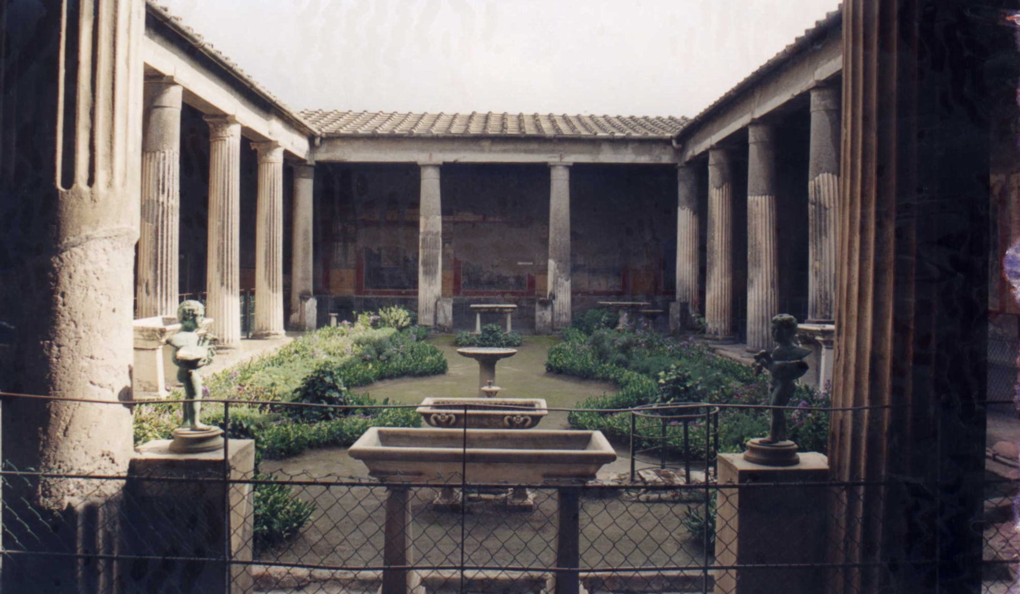 Le péristyle est une galerie de colonnes qui entoure un édifice. © Patricio Iorente, CC BY-SA 2.5, Wikimedia Commons