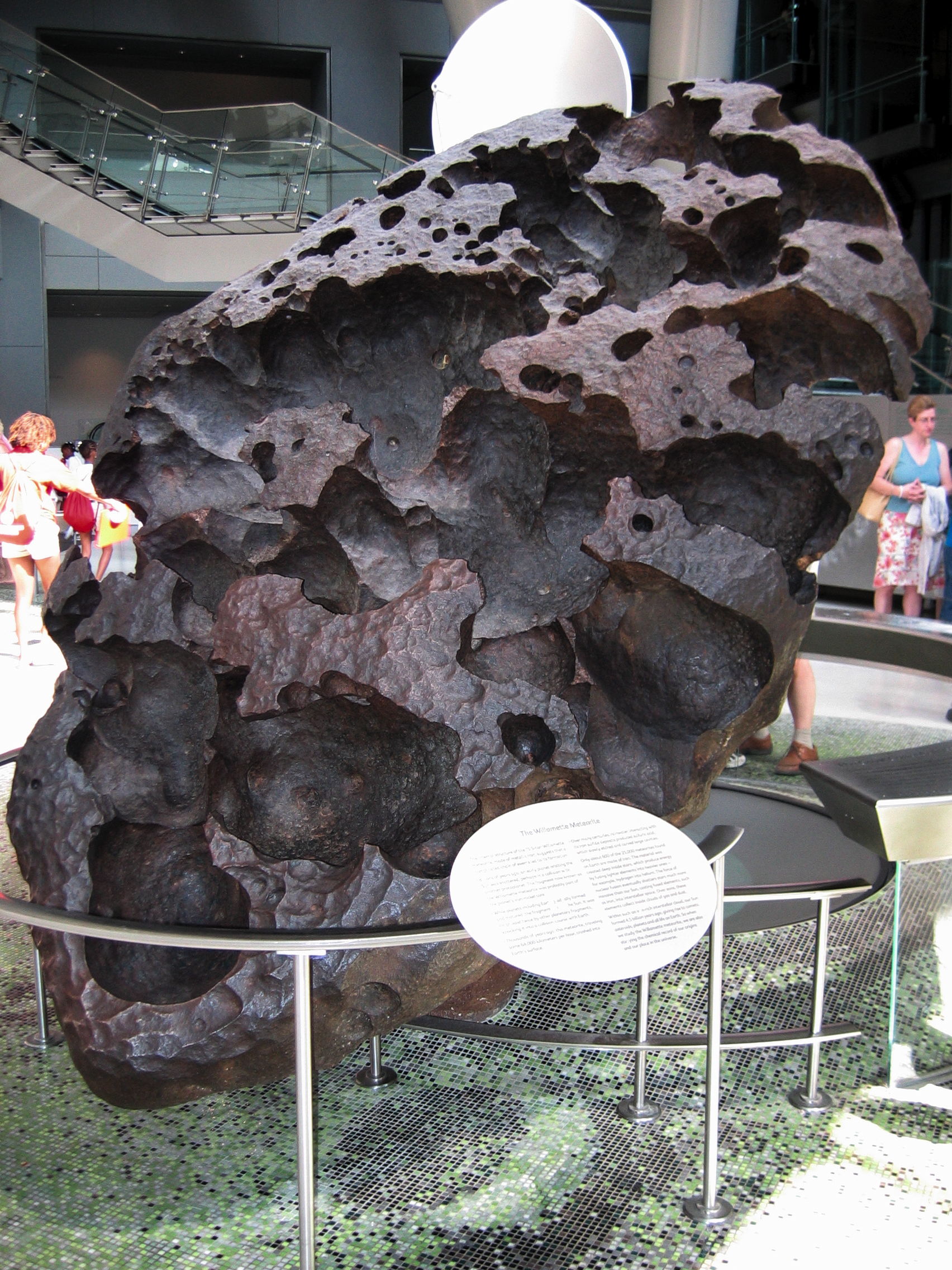 La météorite Willamette a été découverte en 1902 dans l'Oregon. Sur la photo on voit qu'elle est chargée d'aspérités, ce sont de grosses regmaglyptes. © Dante Alighieri, GNU 1.2