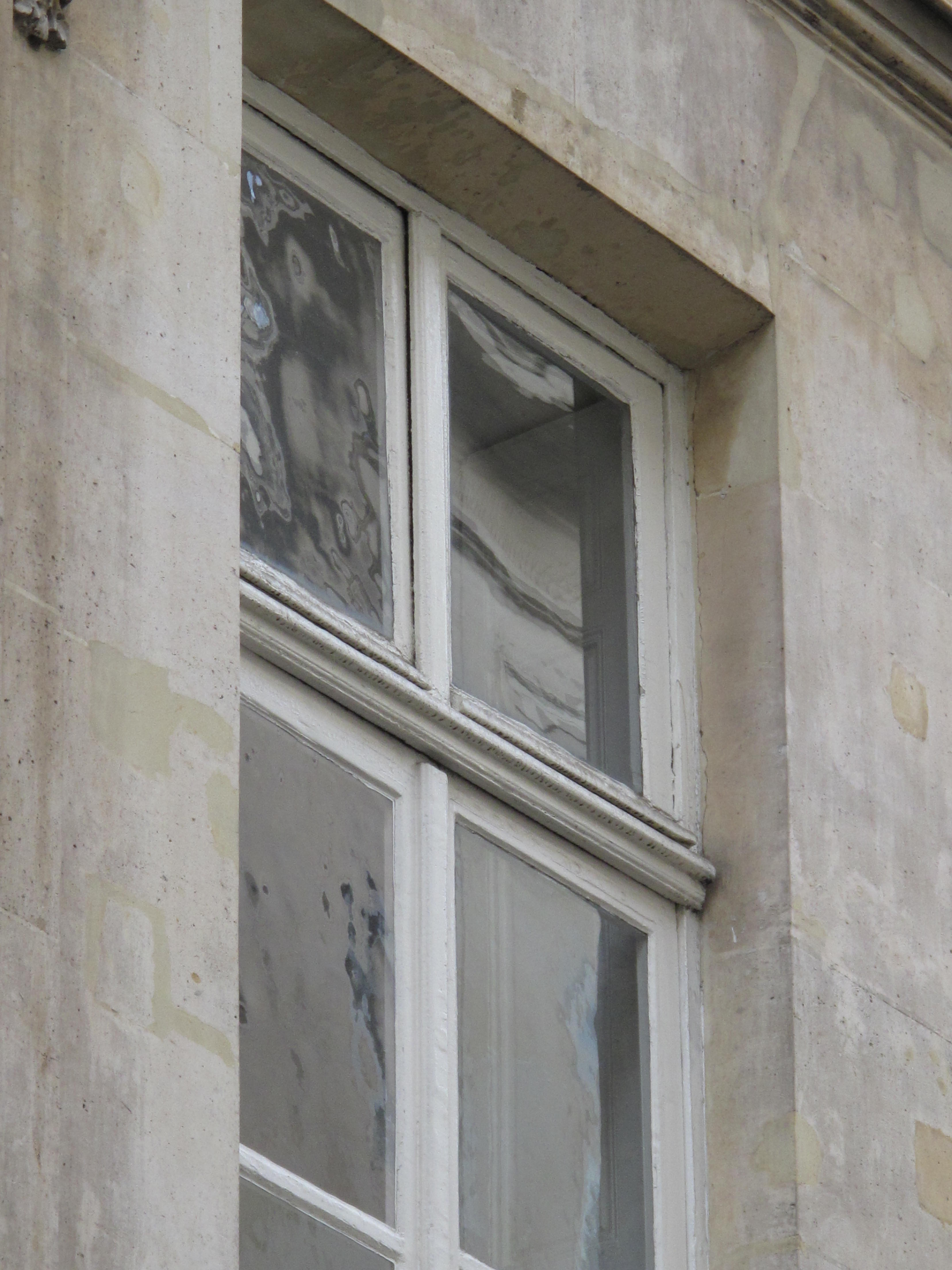 Le vitrage désigne l'ensemble de la vitre et de son châssis.  © Tangopaso, Domaine public, Wikimedia Commons