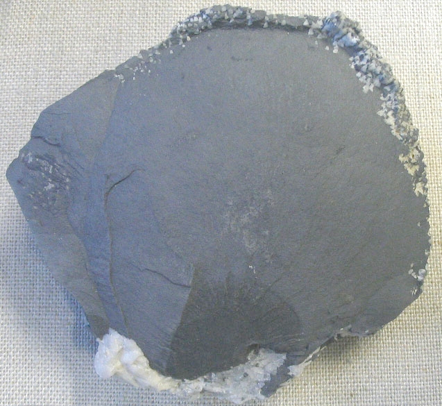 L'arsenic se présente le plus souvent sous la forme d'un solide gris, comme c'est le cas de ce bloc d'arsenic natif. Il peut également être jaune ou noir. © Aram Dulyan, Wikimedia Commons, DP