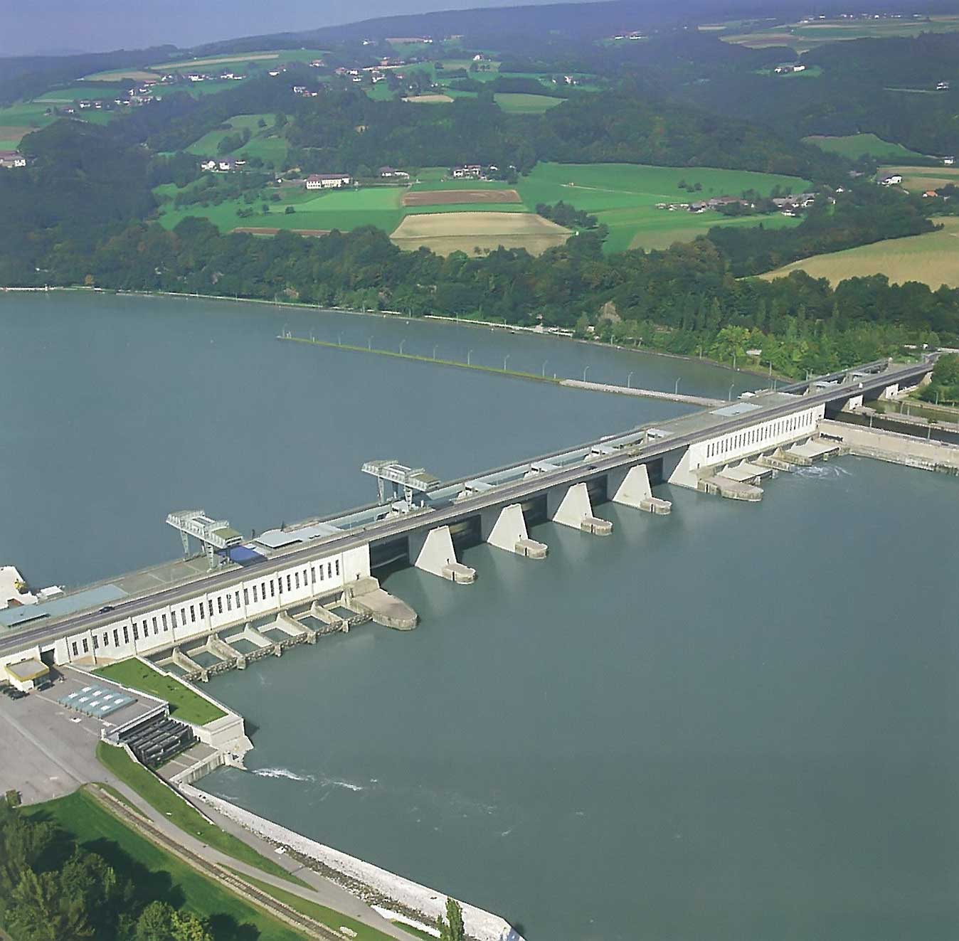 Les centrales gravitaires utilisent le même principe que les centrales hydroélectriques (ici, sur la photo), mais elles ne présentent pas de barrage ou de réserve d'eau. © fr.academic.ru