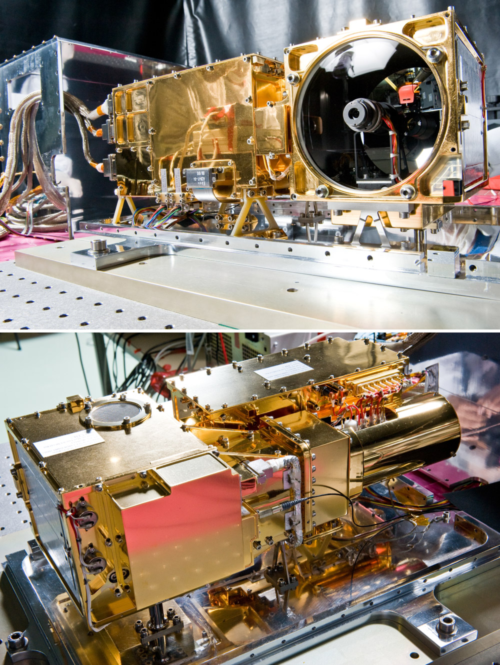 L'instrument ChemCam vu de face (en haut) et de derrière. Il est ici au Centre spatial de Toulouse en 2008 (à l'époque le lancement était prévu en 2009). © Cnes/Girard Sébastien, 2008 													 												 											 											 										 									 