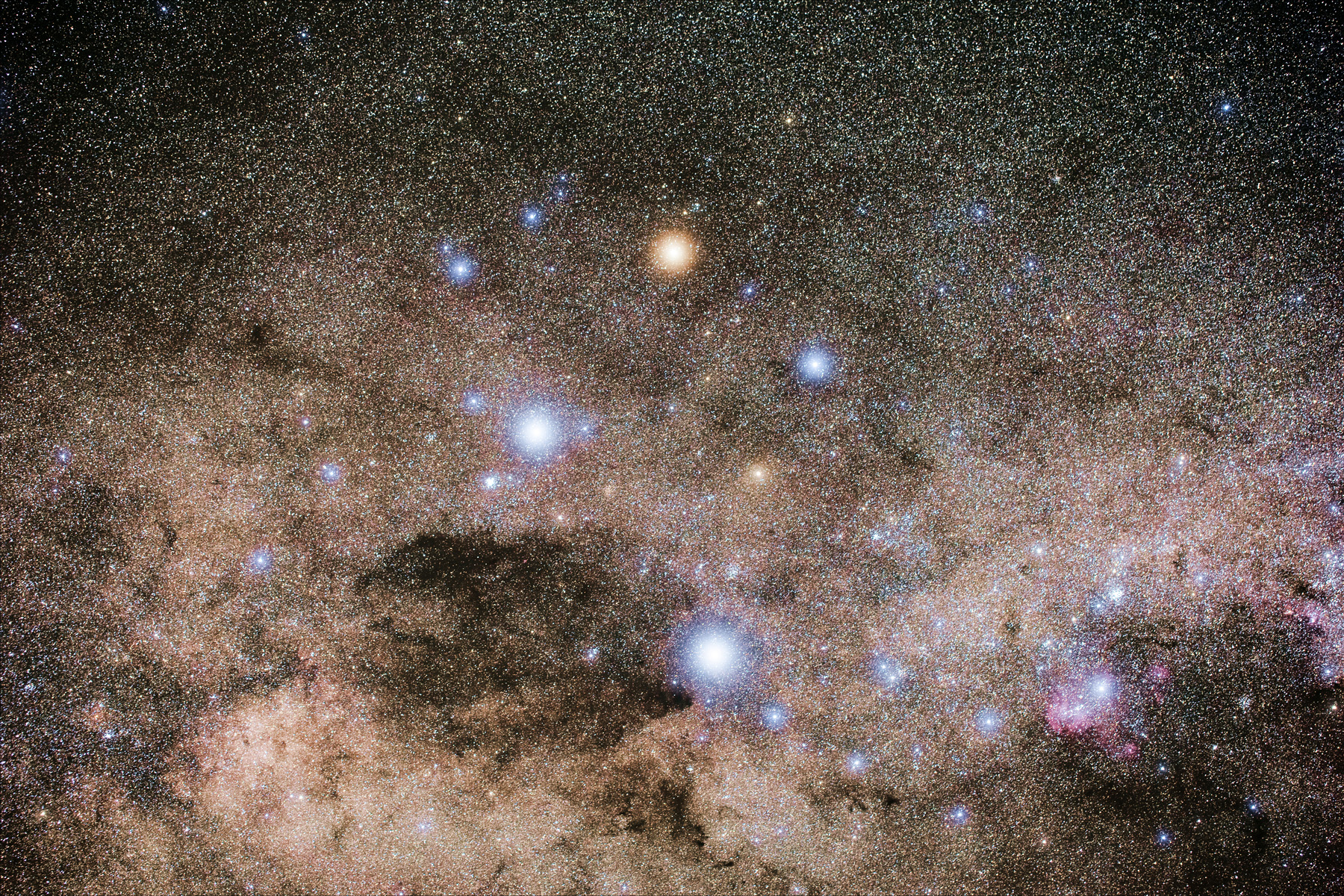 Gamma Crucis est la troisième étoile la plus brillante de la constellation de la Croix du Sud et une des plus brillantes étoiles du ciel. C'est une géante rouge, et on peut la voir au sommet de la Croix du Sud sur cette image prise par un astronome amateur. © Naskies, Wikipédia