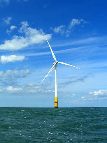 Les éoliennes offshore présentent l’avantage de ne pas impacter les paysages à terre. © phault, cc by
