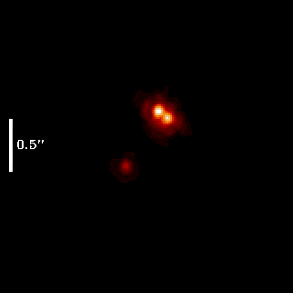 Le système triple sur cette image est constitué de deux étoiles de 0,7 masse solaire chacune environ, avec une séparation projetée de 0,1" (13 UA) et une troisième de 0,5 masse solaire à une distance de 0,6" (80 UA). ©  Bouvier/CFHT-Obs.Grenoble, F. Rigaut/CFHT, R. Doyon/Univ.Montreal