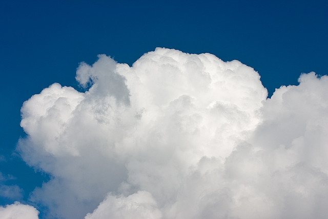 Les nuages se forment par condensation de microgouttelettes d’eau autour de noyaux de condensation présents dans l’atmosphère. © François Roche CC by-nc-sa 2.0