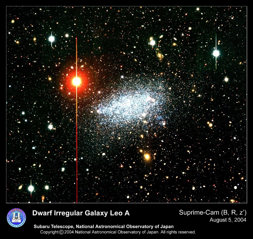 La combinaison «&nbsp;trois couleurs&nbsp;» de trois images obtenues par la Suprime-Cam, sur le télescope Subaru à Hawaï, montre la galaxie irrégulière naine Leo A. Le bleu correspond à la bande B (0,45 µm), le vert à la bande V (0,55 µm) et le rouge à la bande I (0,80 µm). © Observatoire national du Japon
