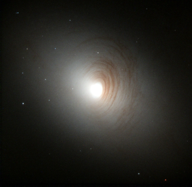 NGC 2787 est une galaxie lenticulaire située dans la constellation de la Grande Ourse, à environ 24,5 millions d'années-lumière (7,5 Mpc) de la Voie lactée. © Nasa