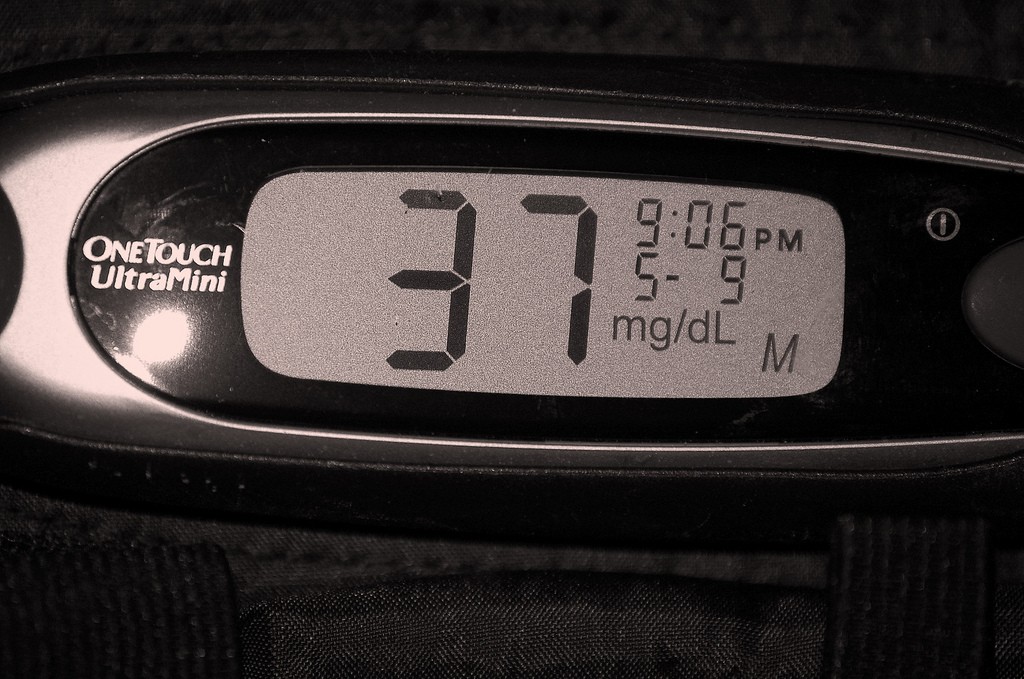 Un glucomètre portatif donne immédiatement la valeur de la glycémie, considérée comme normale si elle est comprise entre 0,7 et 1,1 g/L. © Bethography - Melting mama, Flickr, cc by nc nd 2.0