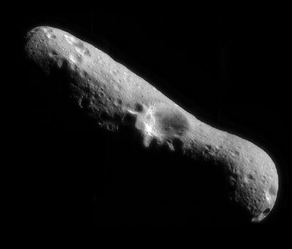 Une des premières images d'Eros réalisées par la sonde NEAR-Shoemaker quelques instants après sa mise en orbite autour de l'astéroïde le 14 février 2000.