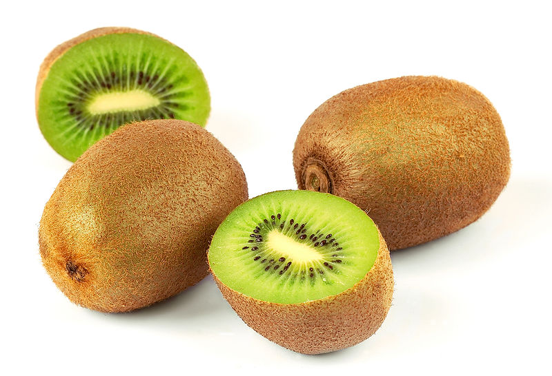 Le kiwi est plus riche en vitamine C que les agrumes. © Wikimedia Commons