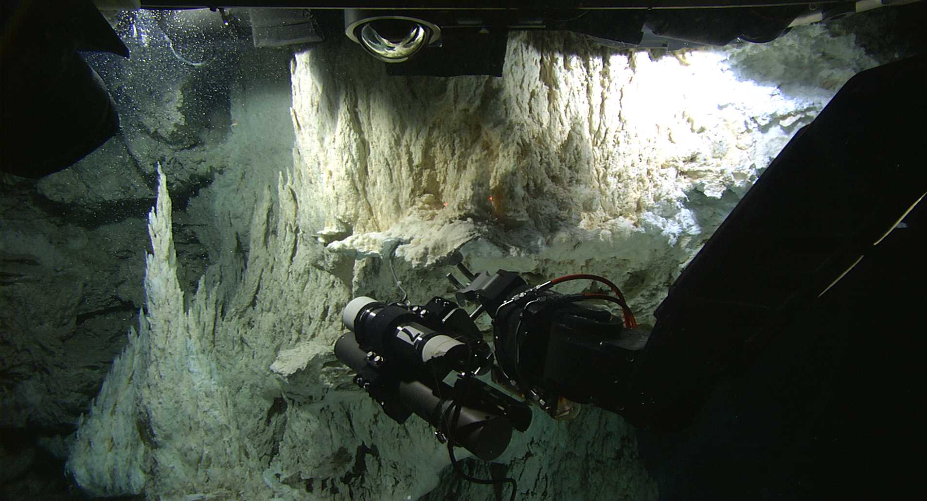 Le champ de cheminées hydrothermales découvert en décembre 2000 dans l'Atlantique nord. © Washington University