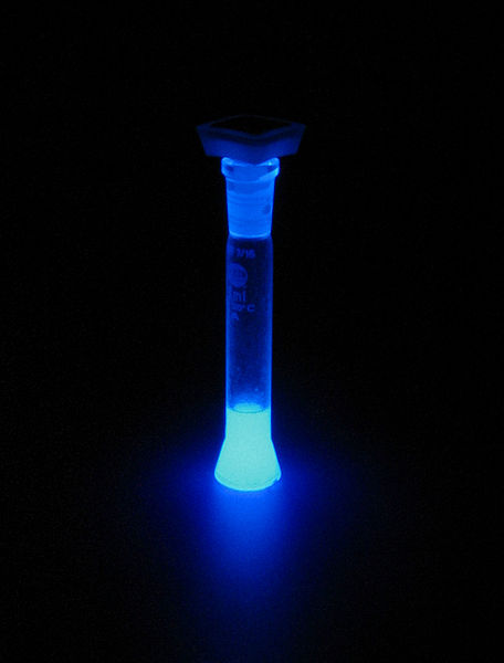 Du luminol mélangé à du sang et de l’eau oxygénée émet de la lumière bleue. © David Muelheims, Wikimedia, CC by-sa 2.5