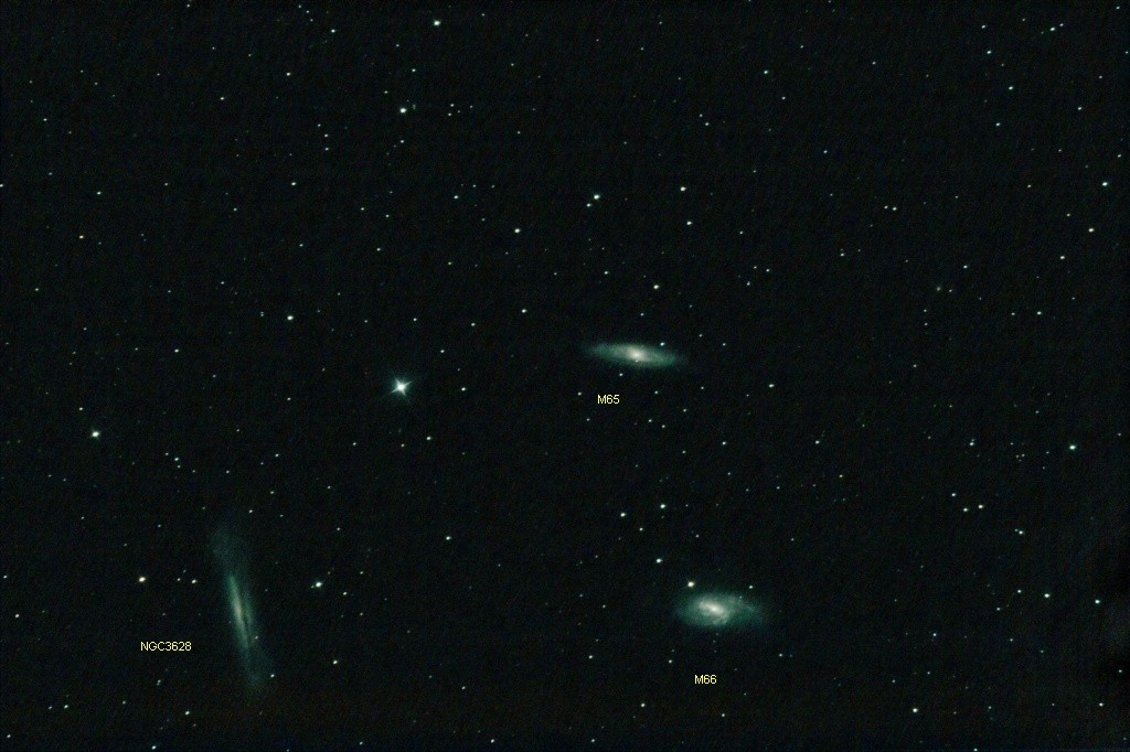 Le trio du Lion, les galaxies M 65, M 66 et NGC 3628. Crédit "Chamois", son pseudo sur le forum. 