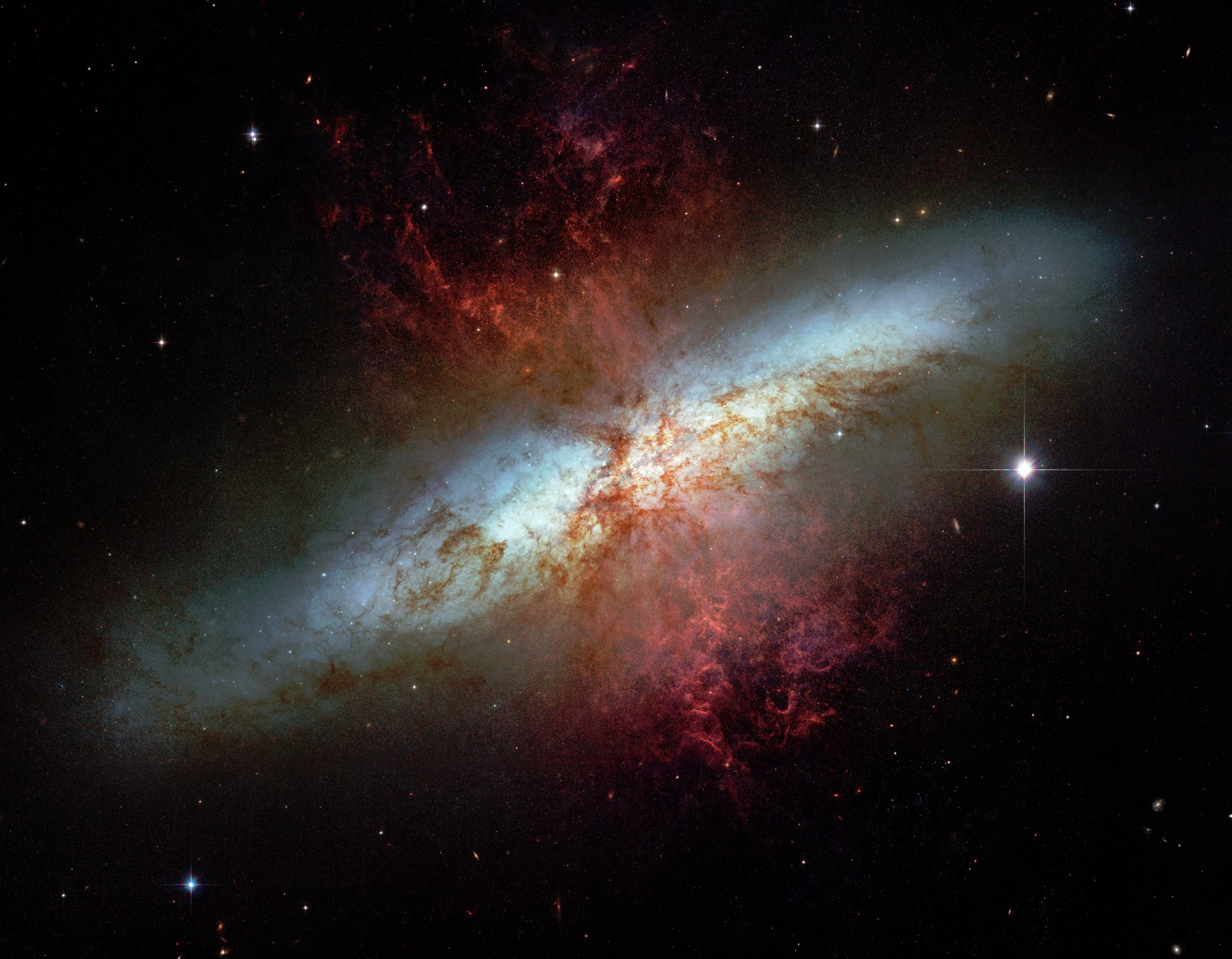 Cette extraordinaire image réalisée par le télescope spatial Hubble montre les irrégularités du coeur de M 82. Crédit Nasa