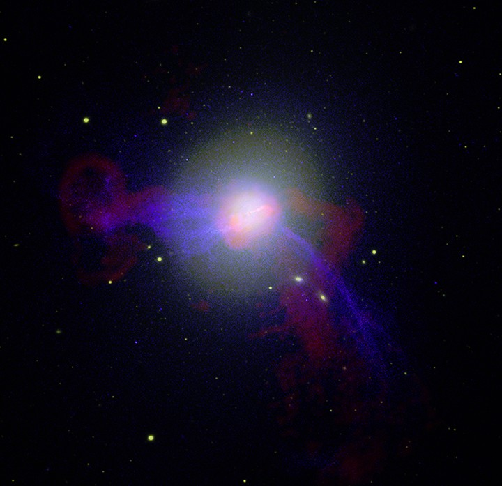 Cette image de M 87 est la composition de plusieurs vues obtenues dans le visible, les ondes radio et le rayonnement X. Crédit Nasa/NRAO/Esa/Hubble Heritage Team
