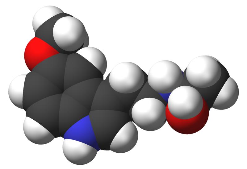 La mélatonine est également surnommée « hormone du sommeil ». Pourtant, son spectre d'action ne se limite pas à cela. © Sbrolls, Wikipédia, cc by sa 3.0