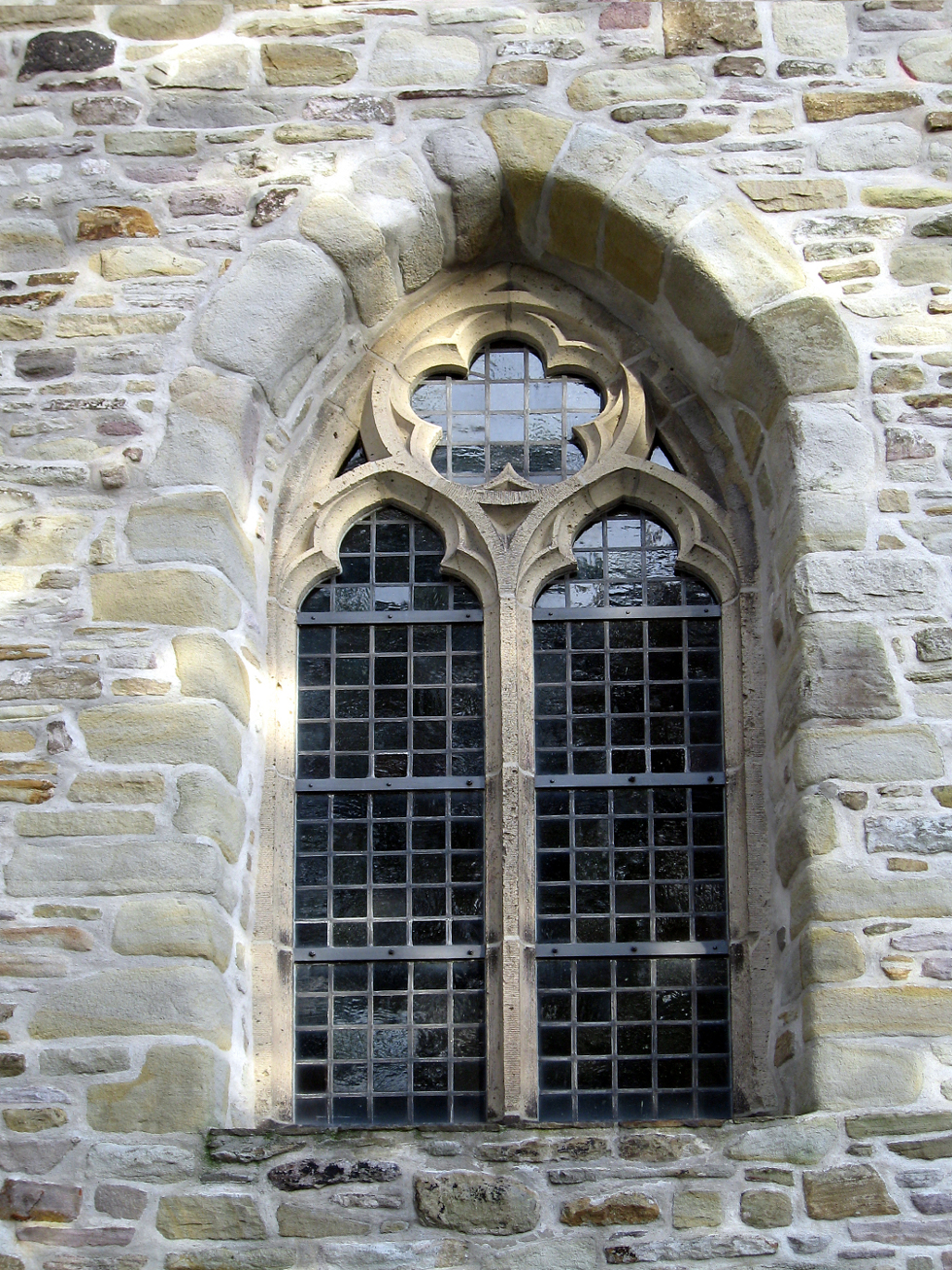 Le meneau est un élément vertical qui divise une porte ou une fenêtre. © Mathias Bigge, CC BY-SA 2.5, Wikimedia Commons