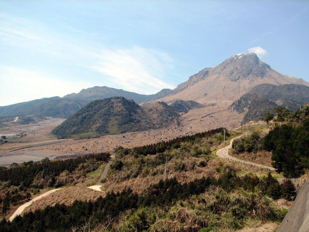 Une vue du mont Unzen et des dépôts laissés par les coulées pyroclastiques. © Chris 73, Wikipédia