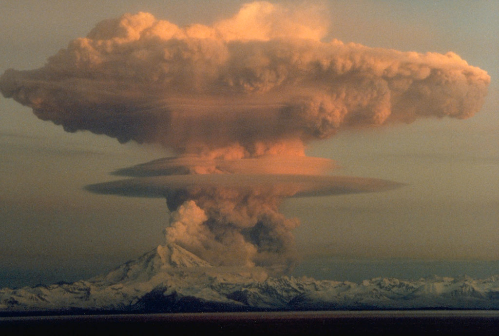Photographie de l’éruption du mont Redoubt, en Alaska, le 21 avril 1990. La nuée ardente se compose de la coulée pyroclastique observée à droite du volcan, d’où s’est élevé le nuage en forme de champignon visible au centre de l’image. © R. Clucas, USGS, DP