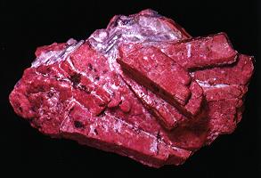 La rhodonite, un cristal du système triclinique. © DR