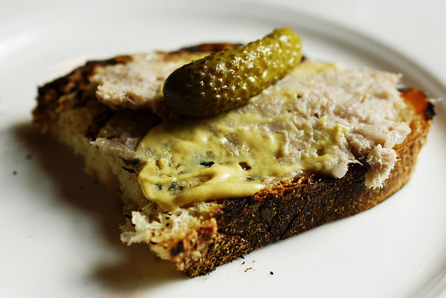 Les aliments contaminés par la Listeria (comme les rillettes) sont à l'origine de cas de listériose. © Roboppy, Flickr, CC by-nc-nd 2.0