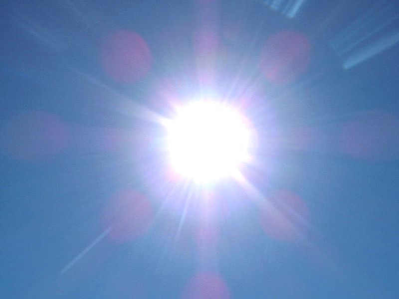 La luminothérapie imite les vertus thérapeutiques du Soleil en rétablissant l'horloge biologique, contribuant au traitement de la dépression saisonnière. Mais elle ne remplace pas tout à fait l'astre du jour qui de ses ultraviolets aide nos organismes à synthétiser de la vitamine D, indispensable pour notre santé et notre bien-être.&nbsp;© Ukendt dato, Wikipédia, cc by sa 3.0