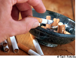 Le tabagisme passif résulte de l'inhalation de la fumée des autres. © Tjall, Fotolia