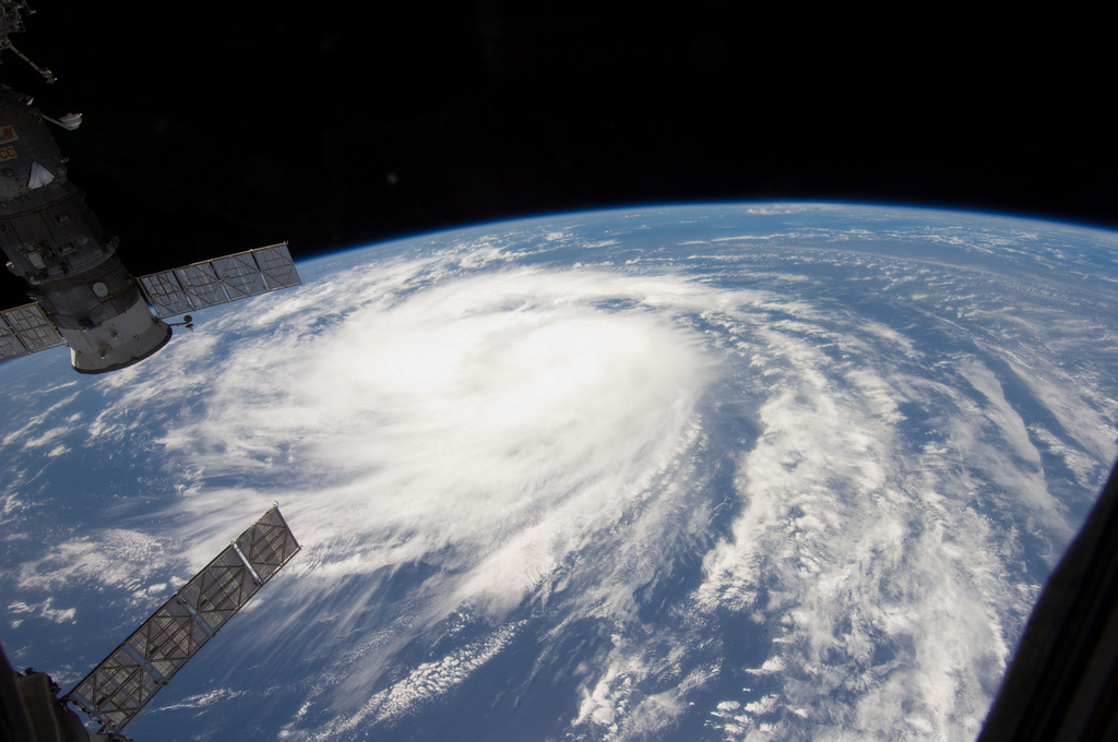 La tempête tropicale Katia a été photographiée depuis la Station spatiale internationale le 31 août 2011. Les vents tournent dans le sens des aiguilles d'une montre dans l'hémisphère sud. La situation inverse est observée&nbsp;dans l'hémisphère nord.&nbsp;© Marshall Space Flight Center