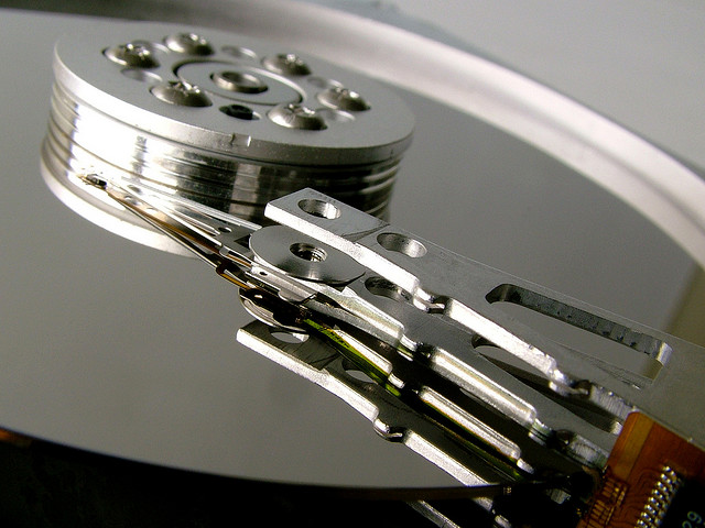 La magnétorésistance est utilisée dans les têtes de lecture des disques d'ordinateurs. © dervishe, Flickr CC by nc 2.0