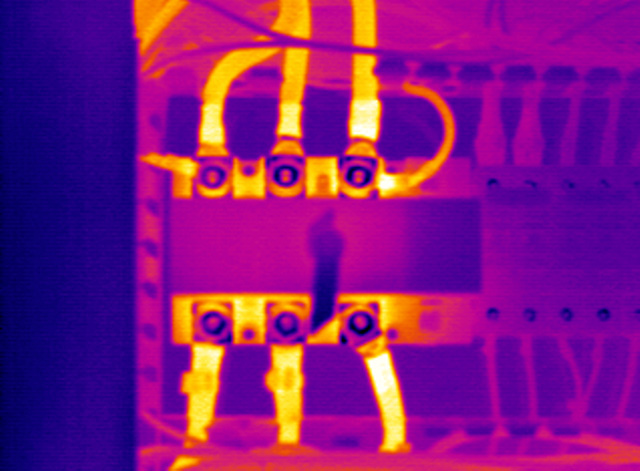 Un thermogramme d'un dispositif en surveillance industrielle. Pour les installations électriques, la thermographie infrarouge a pour but de prévenir les risques d'incendie, optimiser la maintenance préventive, détecter les échauffements et les dysfonctionnements lorsque l'installation est en charge. © CTI thermographie