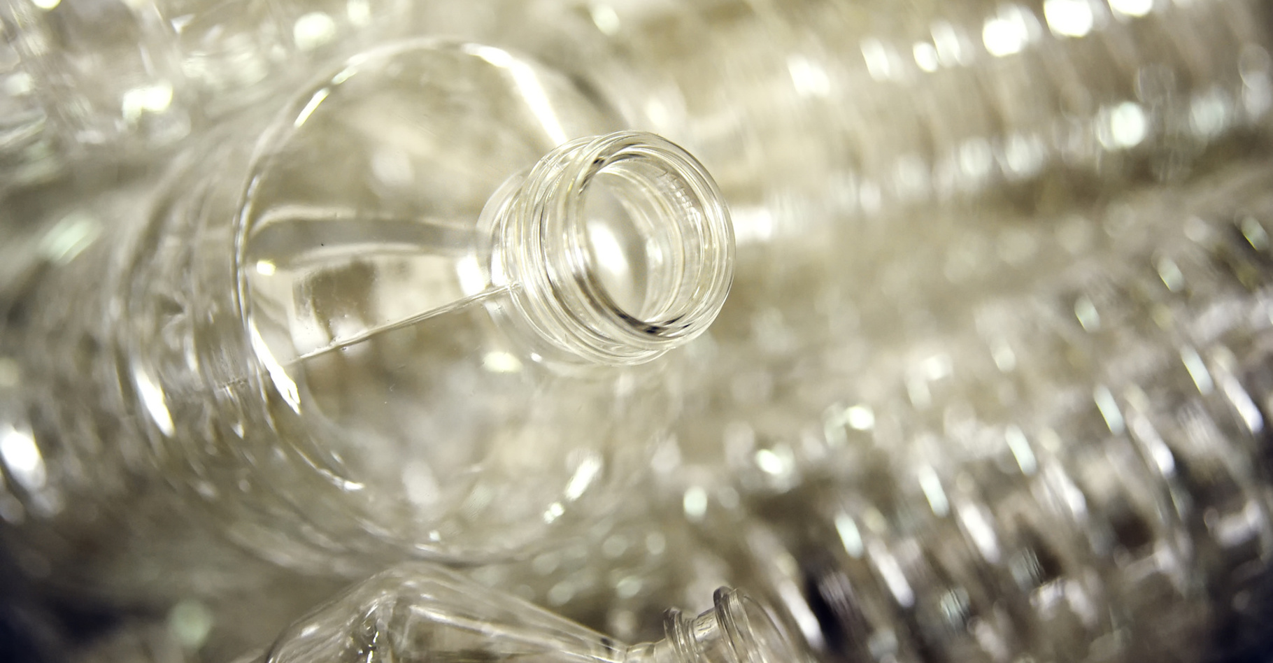 Le polytéréphtalate d’éthylène, encore connu sous le nom de PET, est un polymère thermoplastique dont on se sert notamment pour fabriquer les bouteilles de boissons gazeuses. Il est en effet imperméable au CO2. © Evgeniy Kalinovskiy, Fotolia
