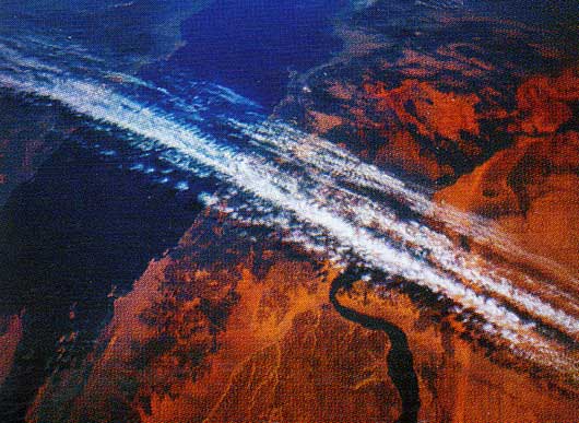 Des nuages du courant-jet sur la mer Rouge et l'Égypte. Ces courants peuvent dépasser 360 km/h. © Nasa