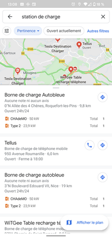 La version française de Google Maps indique le type de prise électrique et leur nombre. © Futura