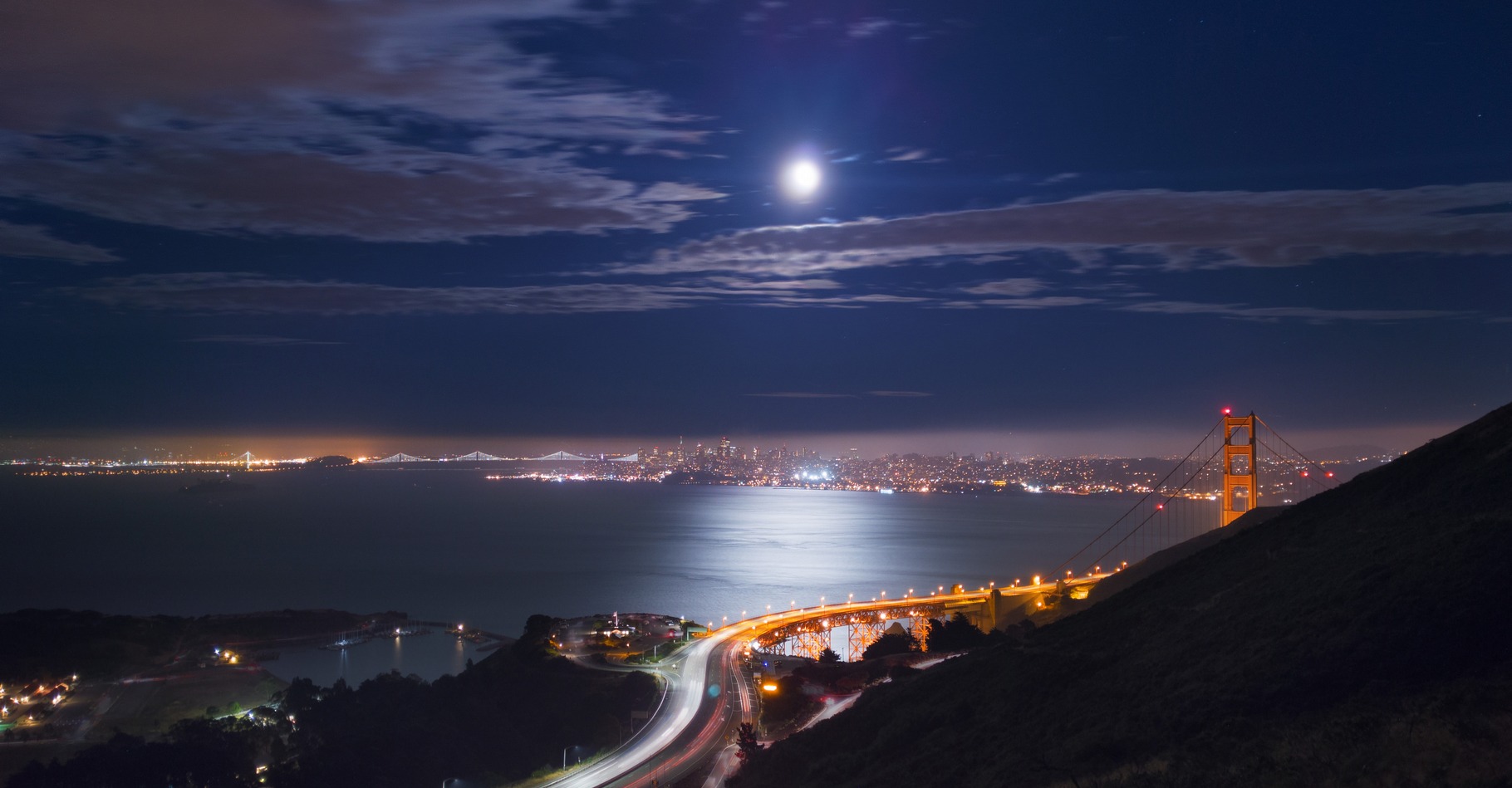 Cette photo de nuit de la baie de San Francisco et du Golden Gate Bridge a été prise avec un smartphone Nexus 6P. © Google