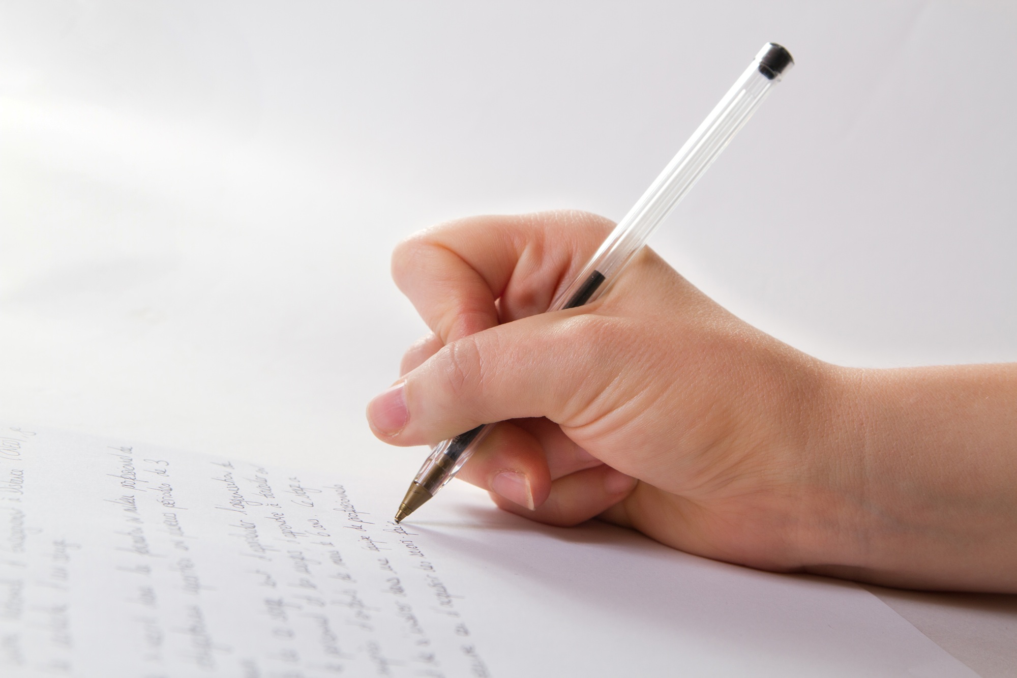 Le graphologue est un expert de l'écriture manuscrite, qu'il étudie et analyse en vue de faire ressortir les traits de personnalité d'une personne, ou bien authentifier un document. © Helios, Adobe Stock.