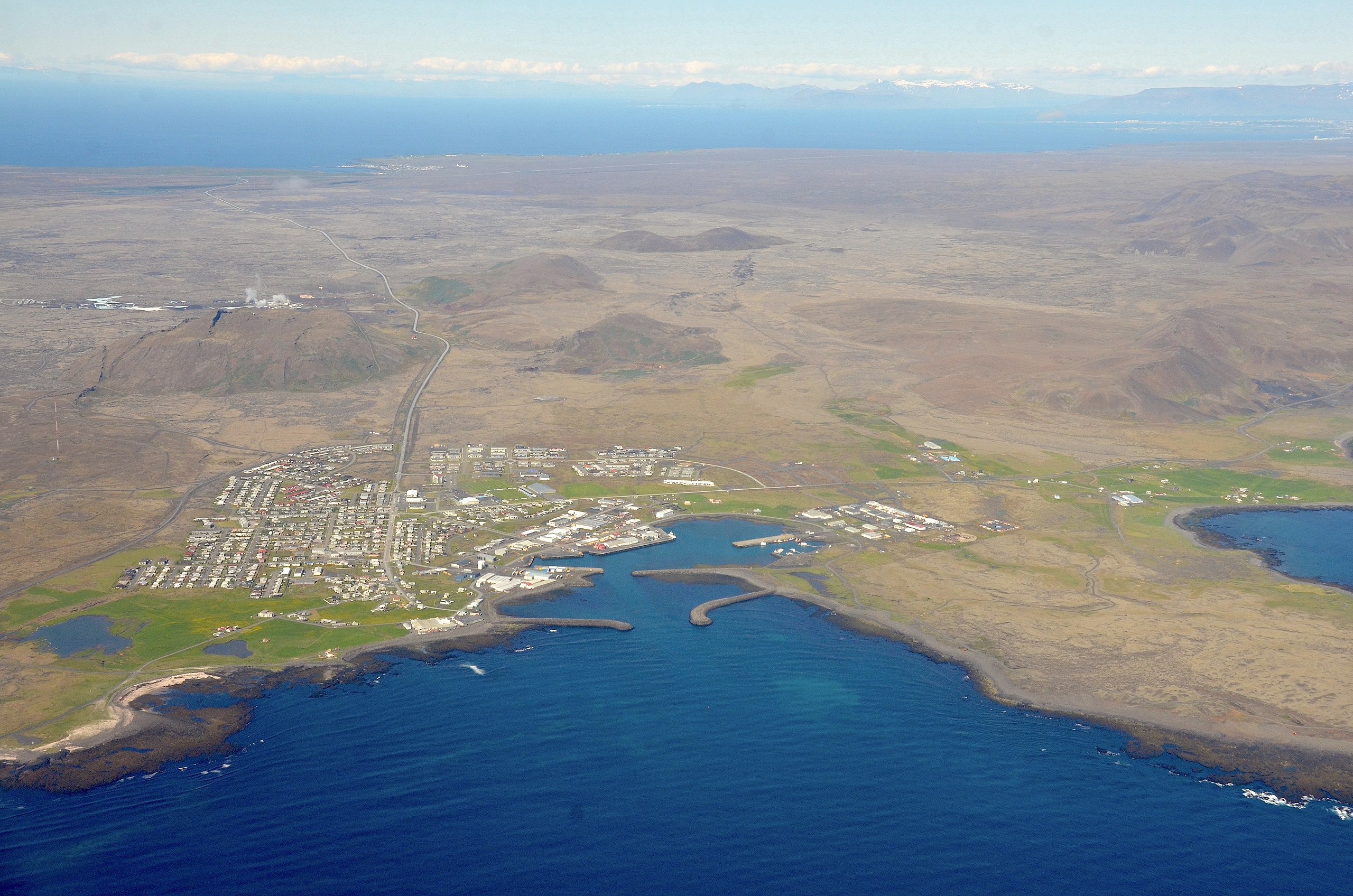 Finalement, le magma ne sortira certainement pas de la fissure qui a traversé la ville de Grindavik. Vue aérienne de Grindavík, Hópsnes et des montagnes Húsafell, Sýlingafell et Þorbjörn. © Olga Ernst, Wikimedia Commons, CC by-sa 4.0