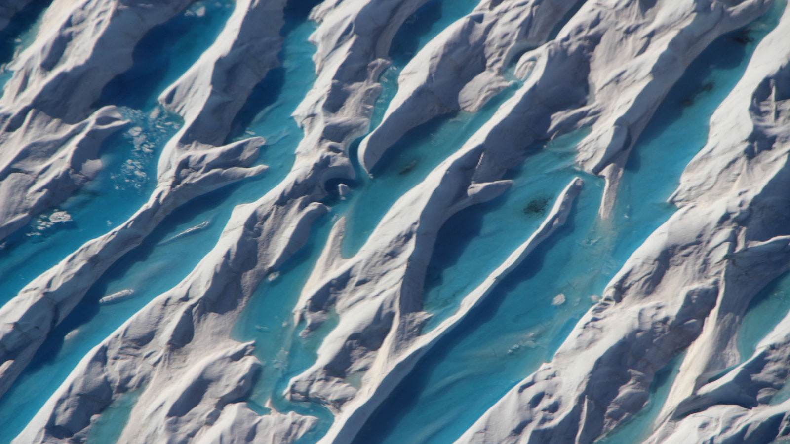Des crevasses visibles au sud du Groenland en 2017. © Nasa, Operation IceBridge