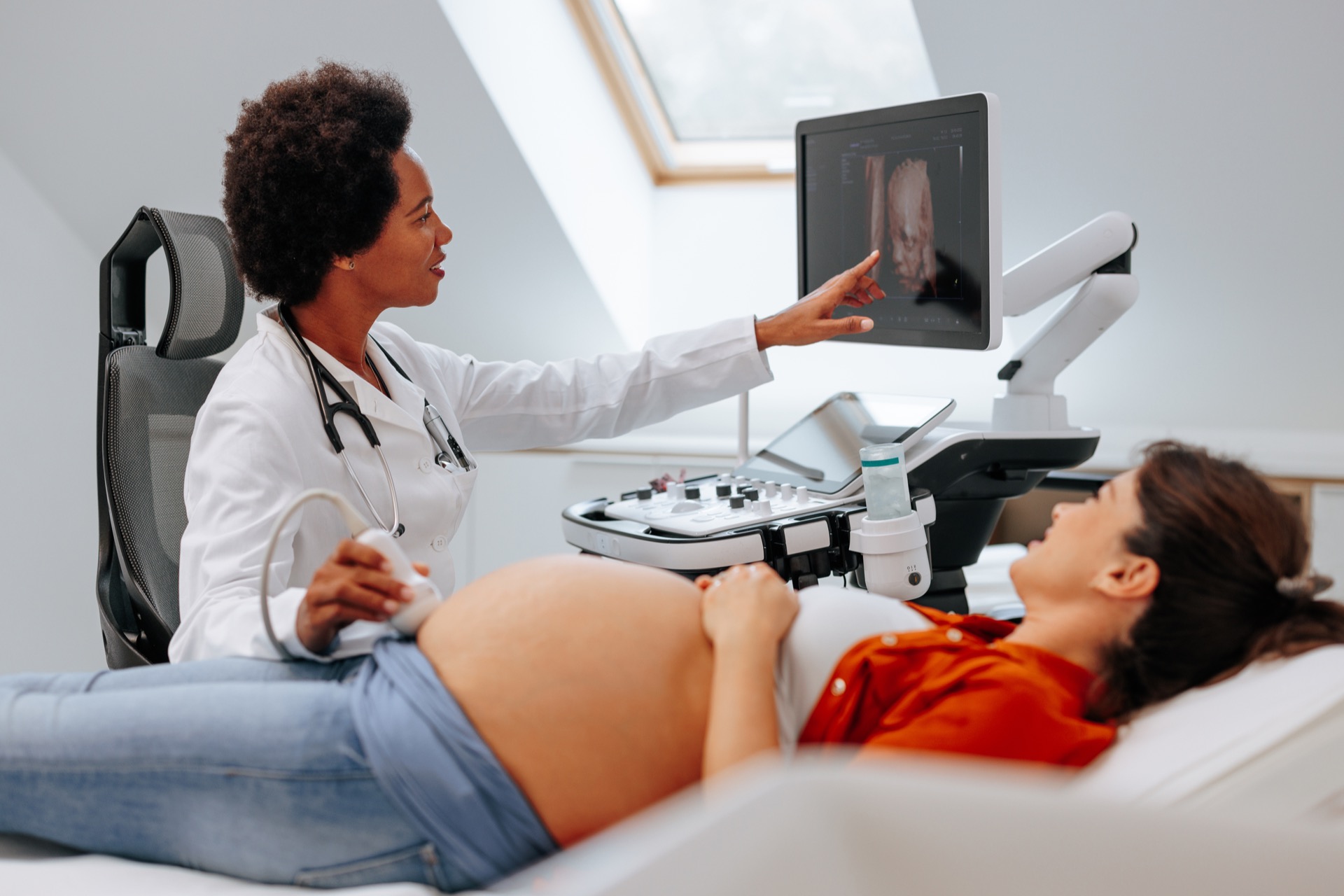 Une amniocentèse, pour établir le caryotype du fœtus. © Bernardbodo, Adobe Stock