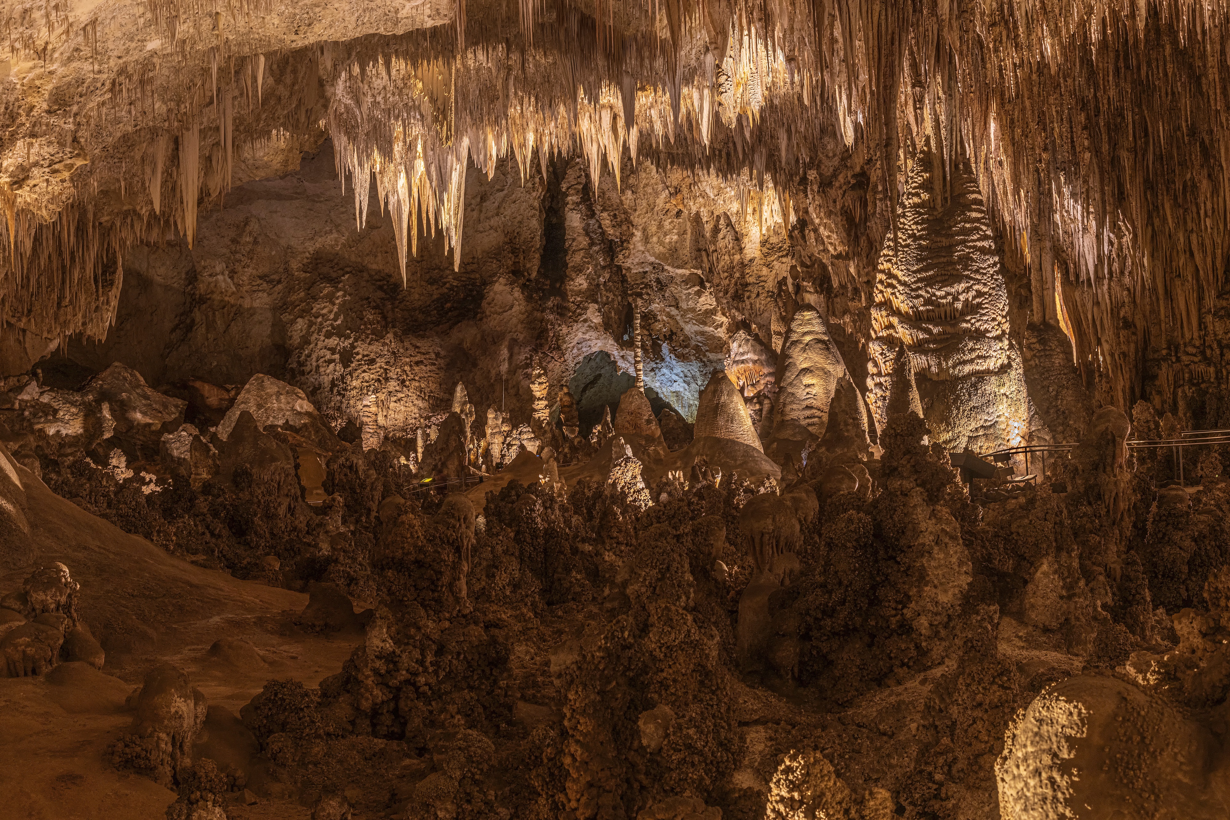 La grotte Carlsbad a subi une transformation locale à cause d'un paquet de chips tombé par terre. © Tom, Adobe Stock