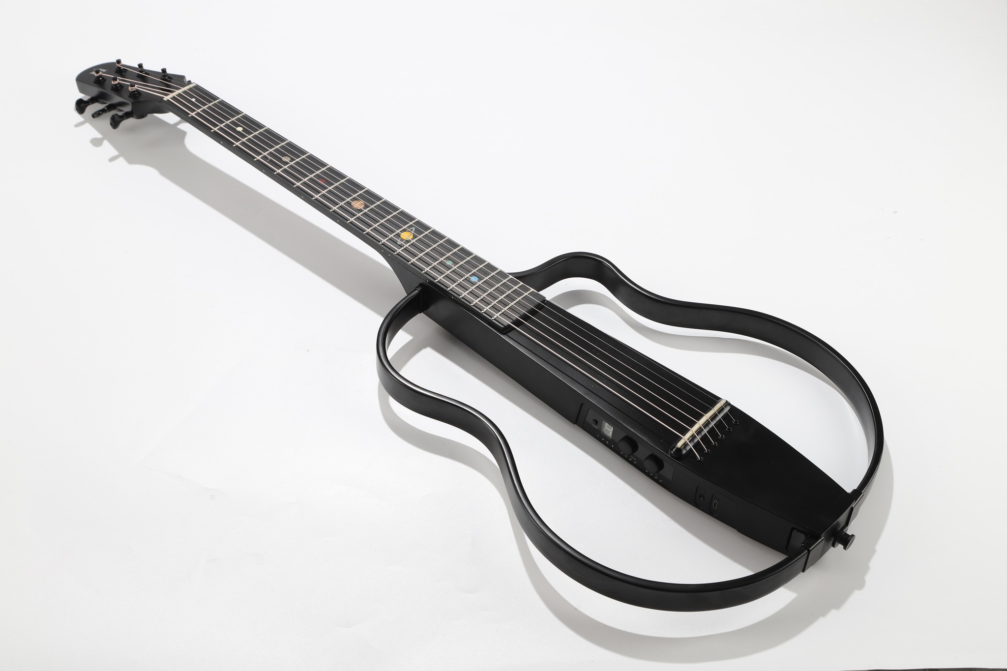 Cette guitare électrique connectée et sans fil est fabriquée en bambou. © Natasha Guitar