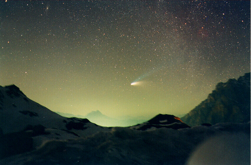 La comète Hale-Bopp au printemps 1997 photographiée dans les Dolomites en Italie. © A. Dimai, (Col Druscie Obs.), AAC, Apod (Nasa)