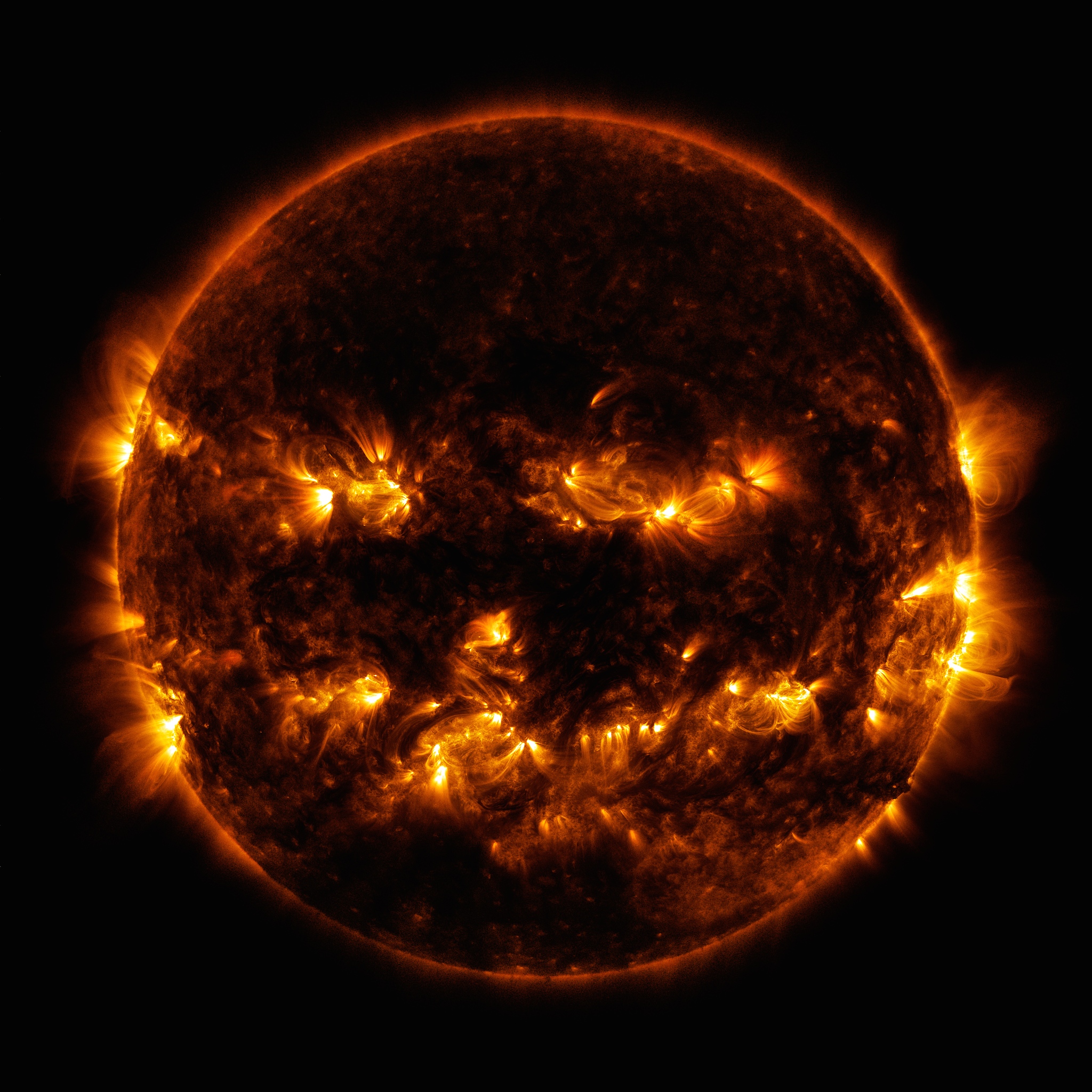 Le Soleil se transforme en « Jack O'Lantern ». © Nasa, SDO