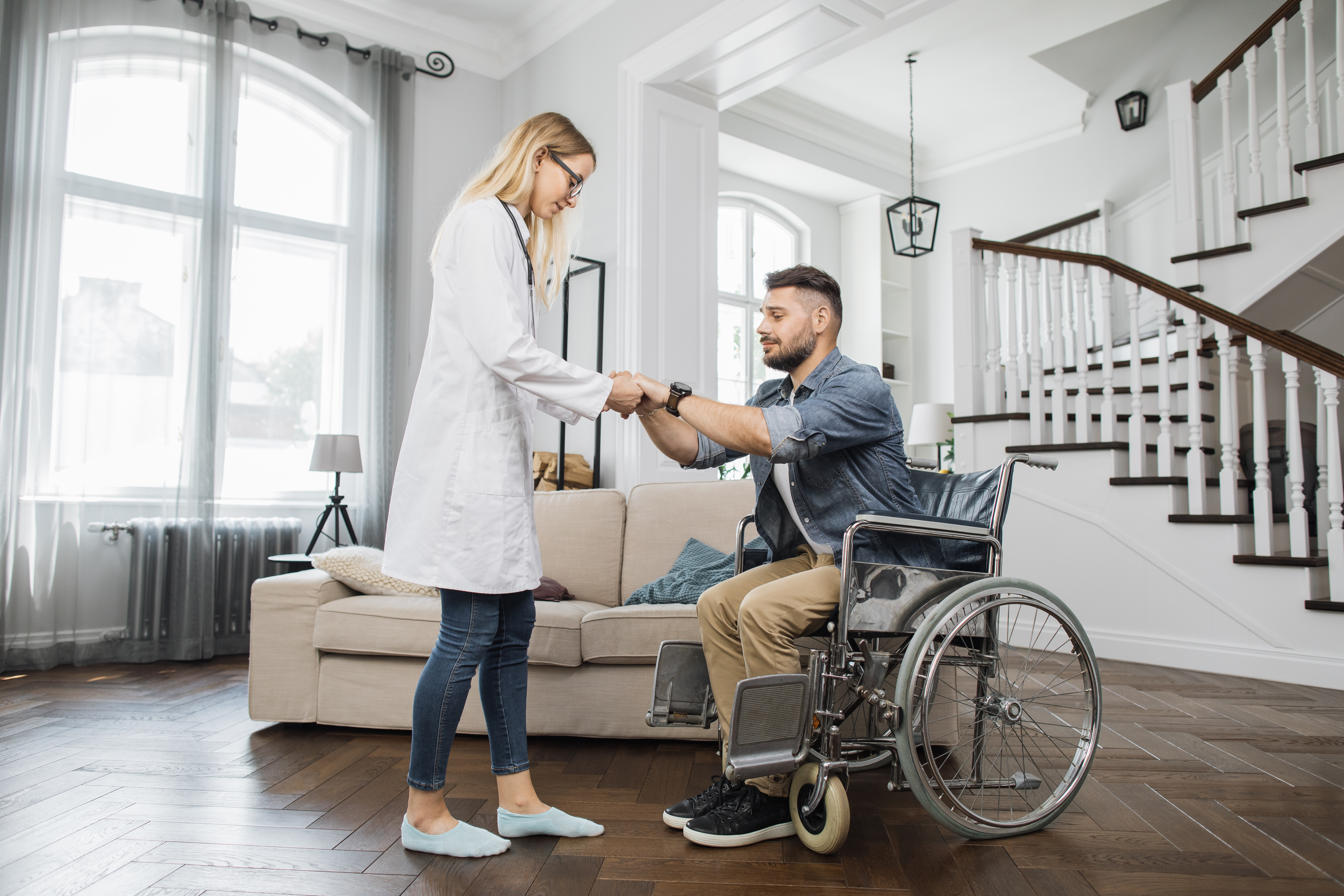 Les progrès de la technologie médicale permettent à des patients paraplégiques de quitter leur fauteuil roulant. © sofiko14, Adobe Stock