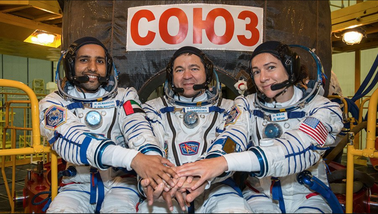 Sélectionné parmi 4.022 candidats, l'astronaute émirati Hazza Al Mansouri (à gauche) n'a appris qu'en septembre 2018 qu'il ferait partie de cette aventure spatiale. Selon la Nasa, à compter de ce jour et depuis sa mise en service en 2000, l'ISS a accueilli 19 nations différentes, représentées par 239 astronautes. © Nasa, Twitter