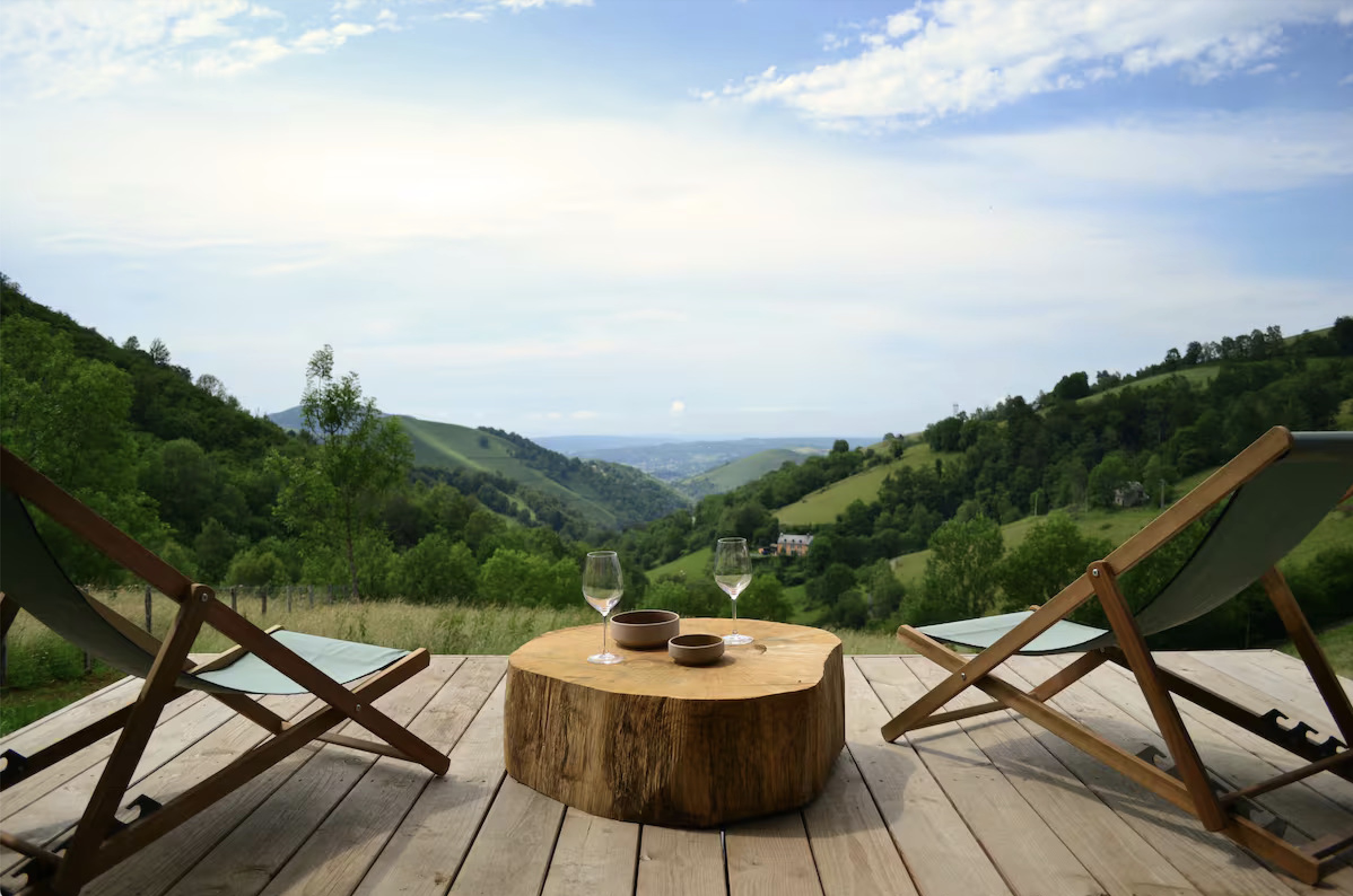 Vue depuis la terrasse de la cabane de la Courade dans les Pyrénées. © Airbnb