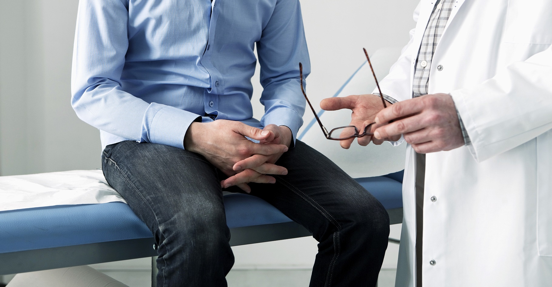 Effets secondaires, conséquences à court et à long terme : les patients sont invités à discuter avec leur médecin du rapport bénéfices/risques des traitements du cancer de la prostate. © Image Point Fr, Shutterstock