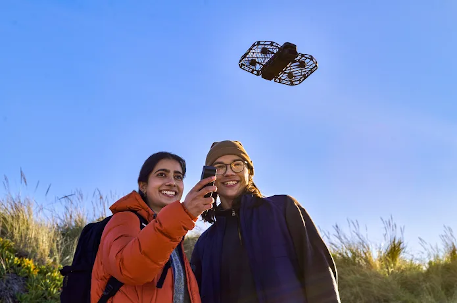 Le drone peut décoller de la paume de la main et être manœuvré à partir d’un minuscule contrôleur. © Zero Zero Robotics