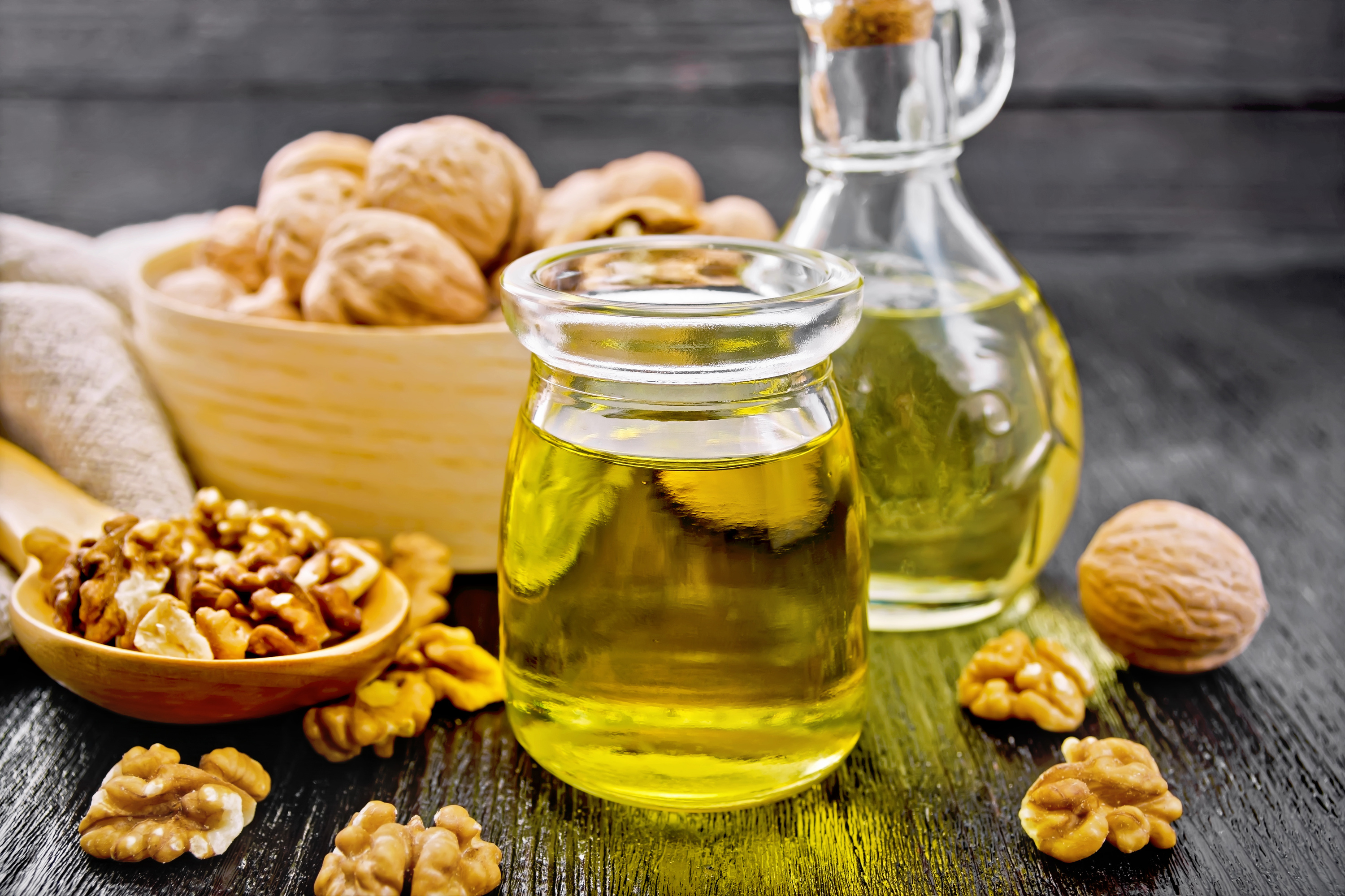 L’acide alpha-linolénique est un acide gras oméga-3 que l'on trouve en particulier dans les huiles (lin, noix, colza, etc.) et dans les noix. © kostrez, Adobe Stock