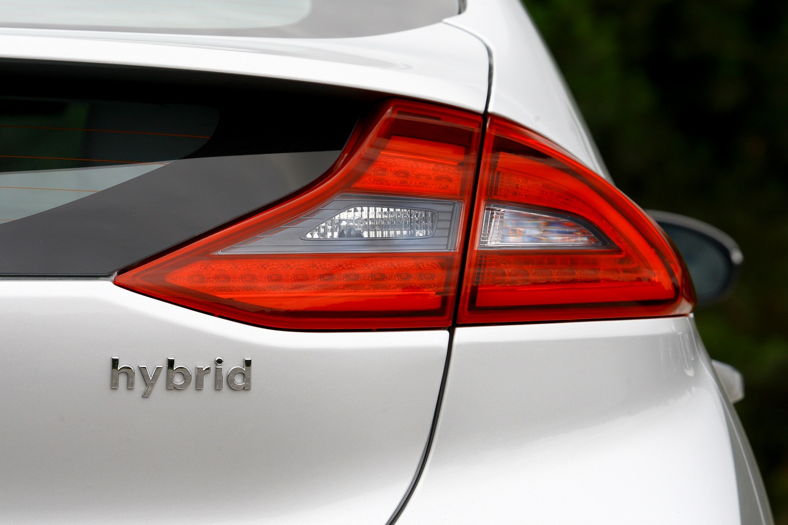 Les véhicules hybrides rechargeables ne seraient pas aussi vertueux que le prétendent les constructeurs ?&nbsp;C’est en tout cas que ce qu’affirment plusieurs études. © Otomobil / Shutterstock©